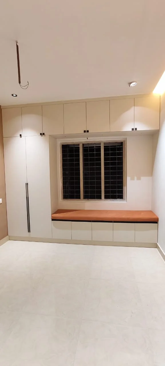 Wardrobe with Bay Window